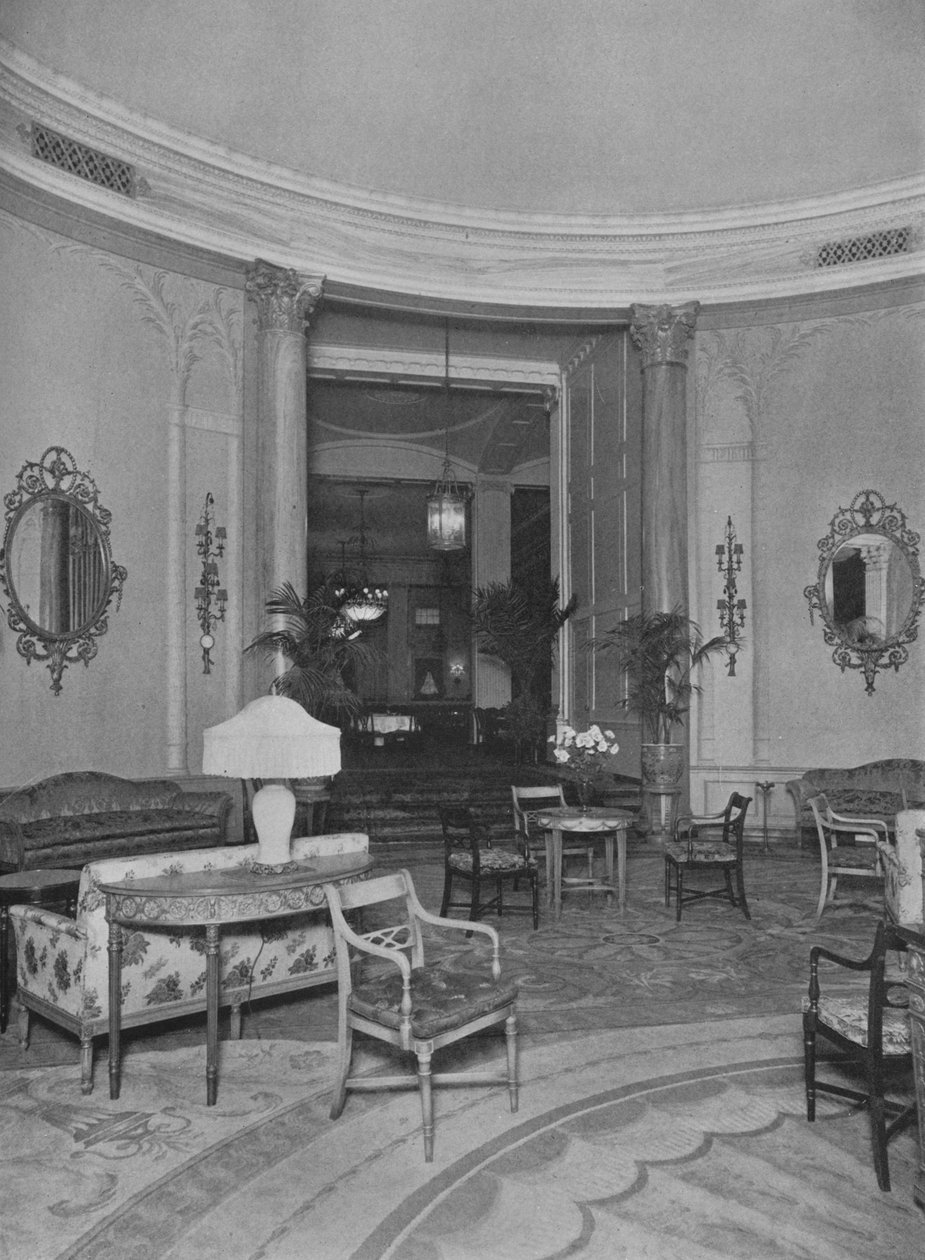 Oval Palmiye Odasından Ana Yemek Odasına bakış, Roosevelt Hotel, New York, 1924 by Unbekannt