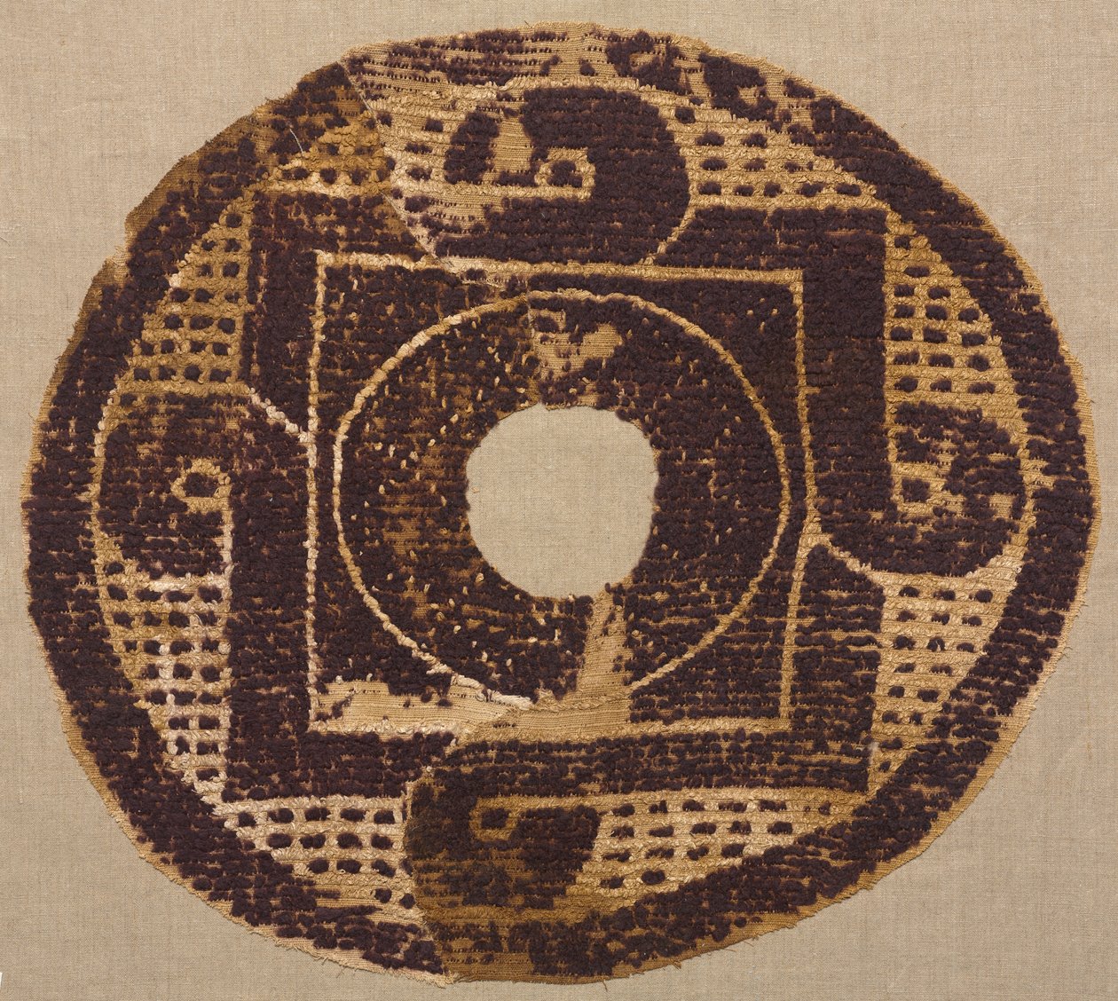 Bir Battaniyeden veya Örtüden Halkalı Yuvarlak, 300