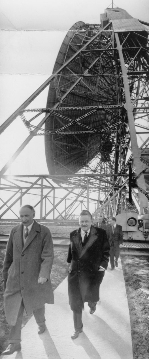 Lord Hailsham ve Profesör Alfred Lovell, Jodrell Bank, Cheshire, Mart 1960 by Unbekannt