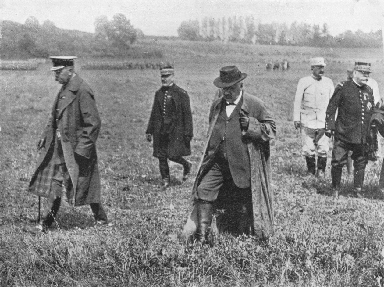 Lord Kitcheners cepheyi ziyaret ediyor: Lord Kitcheneer, M. Millerand ve General Joffre yemekten sonra ayrılıyor by Unbekannt