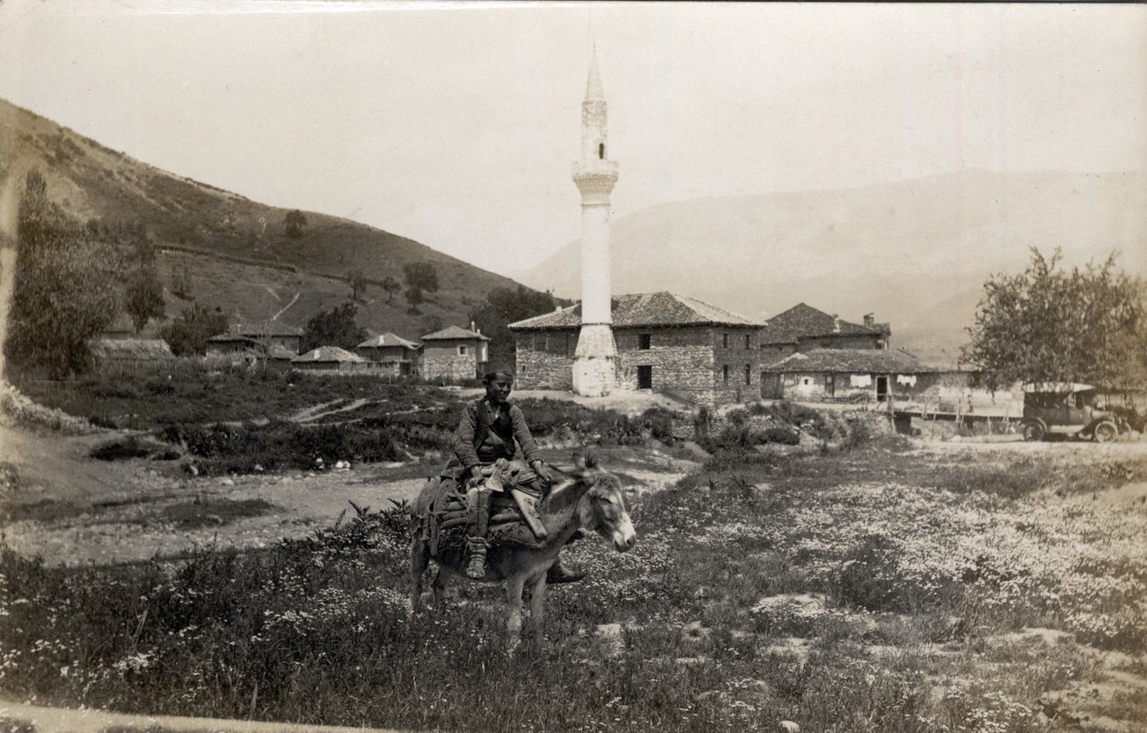 Makedonya, Yunanistan: bir minarenin önünde eşeğe binmiş bir adam - Kartpostal 1914-1918 by Unbekannt