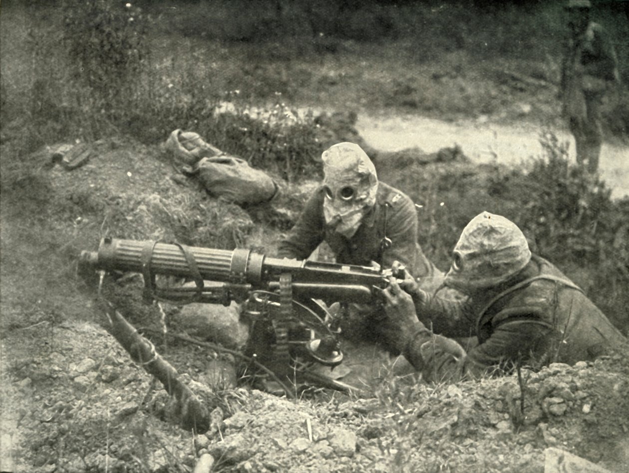 Gaz Kasklarını Takan Hareket Halindeki Makineli Tüfekçiler, 1919. by Unbekannt