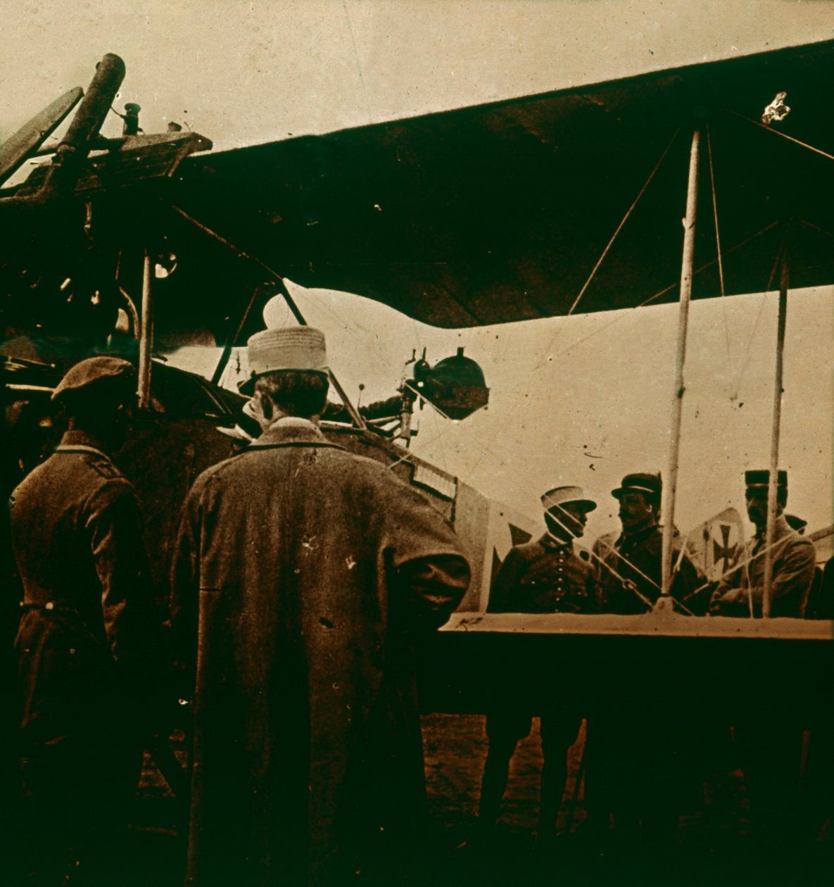 Çift kanatlı bir makineli tüfek, egzozu yukarıya doğru, c1914-c1918 by Unbekannt