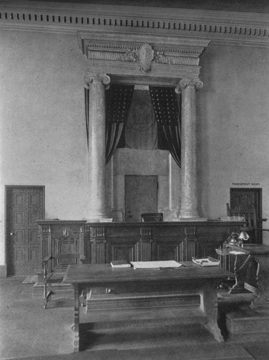 Mahkeme salonundaki sulh yargıç masası, Üçüncü Bölge Mahkemesi, New York, 1924 by Unbekannt
