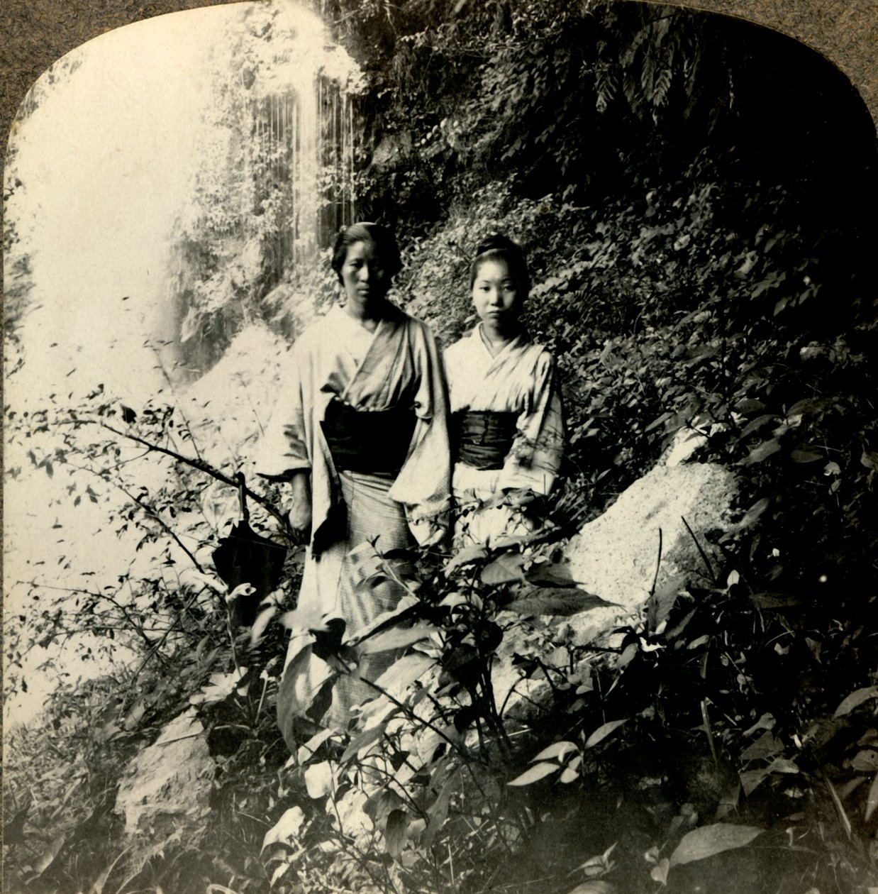 Yükselen Güneş Ülkesinin Bakireleri, Kogijoku şelalelerinin altında..., c1900. . by Unbekannt