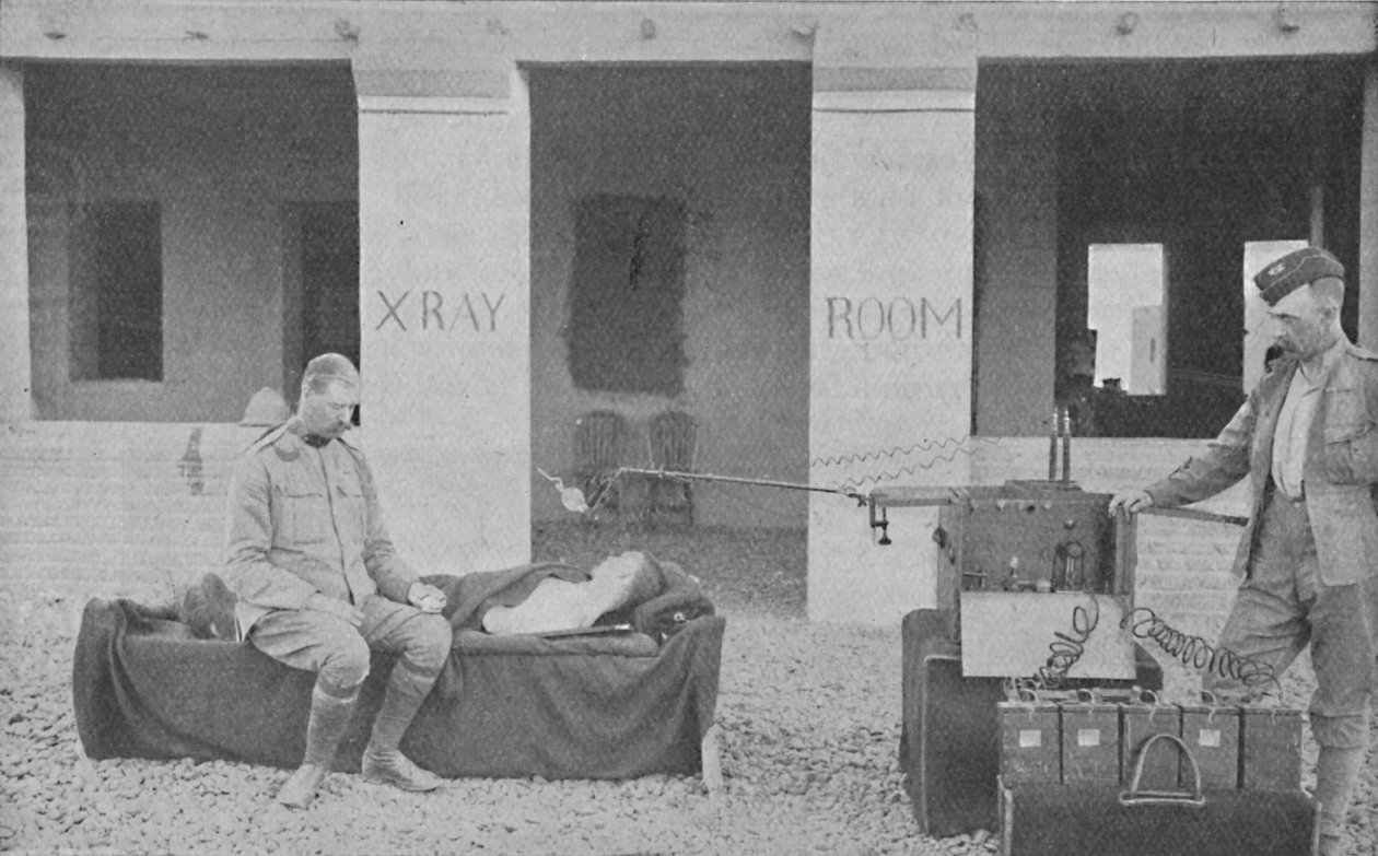 Binbaşı Battersby ve Görevlisi Soudan'da bir radyografi çekiyor, c1890, 1910 by Unbekannt