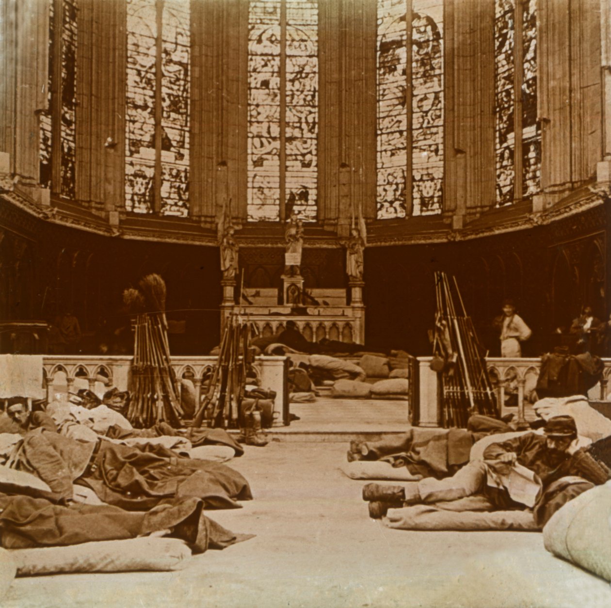 Bir kilisede geçici kışla, Marne, Kuzey Fransa, 1914. by Unbekannt