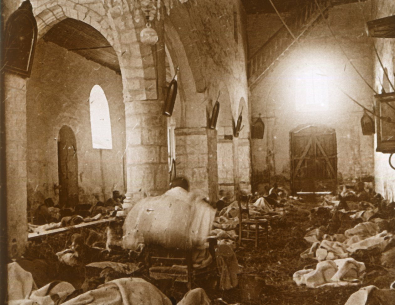 Bir kilisedeki derme çatma hastane, Marne, kuzey Fransa, 1914 by Unbekannt