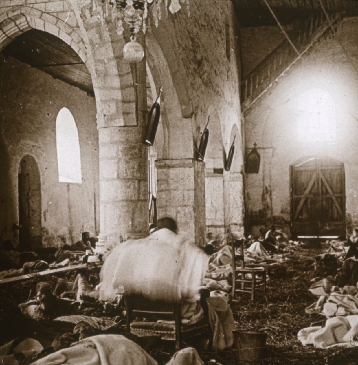Bir kilisedeki derme çatma hastane, Marne, kuzey Fransa, 1914 by Unbekannt