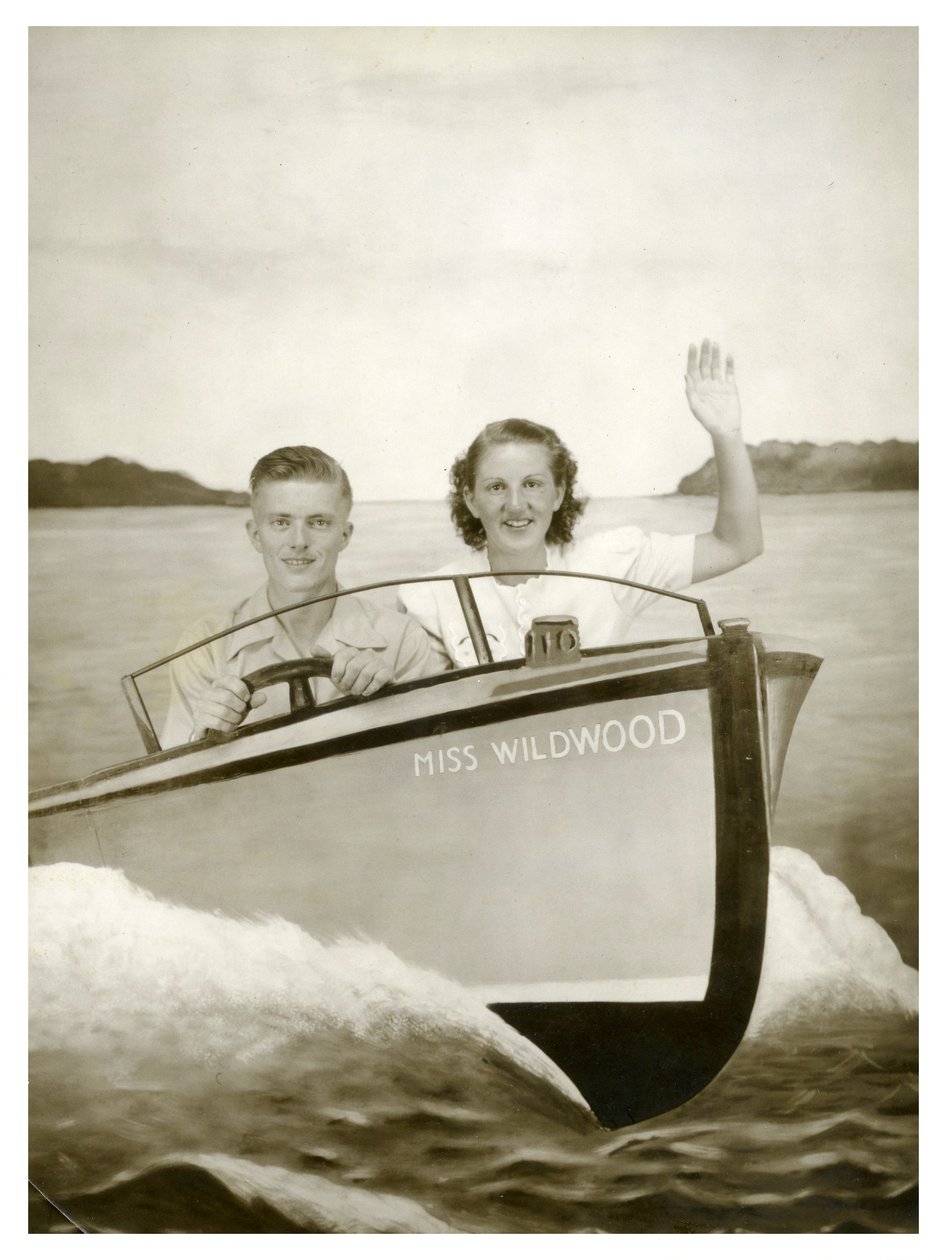Kadın ve Erkek "Miss Wildwood" adlı bir teknede 1940 c.(fotoğraf) by Unbekannt