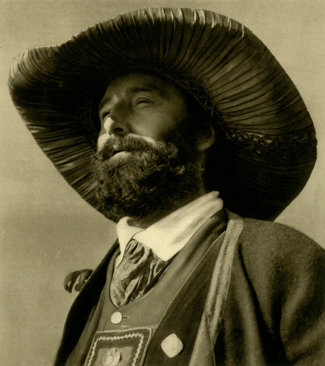 Geleneksel kostümlü adam, Tirol, Avusturya, c1935. by Unbekannt