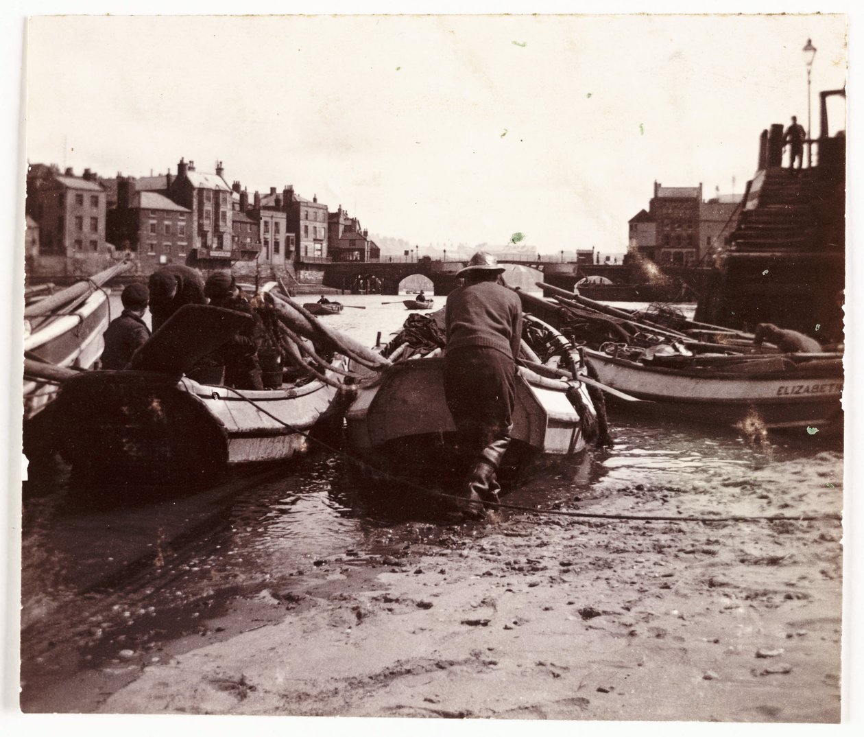 Bir balıkçı teknesini denize indiren adam, Whitby Limanı, 1901 c by Unbekannt