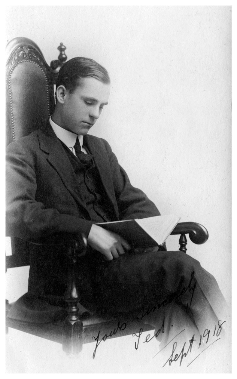 Kitap okurken bir sandalyede oturan adam, 1918 by Unbekannt