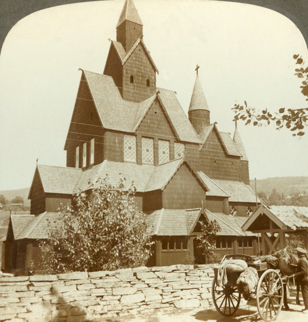 12. yüzyıldan kalma kemerli ve kuleli birçok üçgen çatılı ahşap kilise, Hitterdal, Norveç, c1905. by Unbekannt