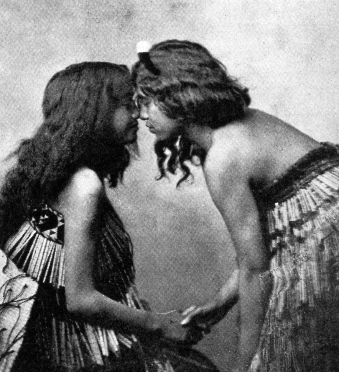 Burunlarını ovuşturan Maori kızları, c1920 by Unbekannt