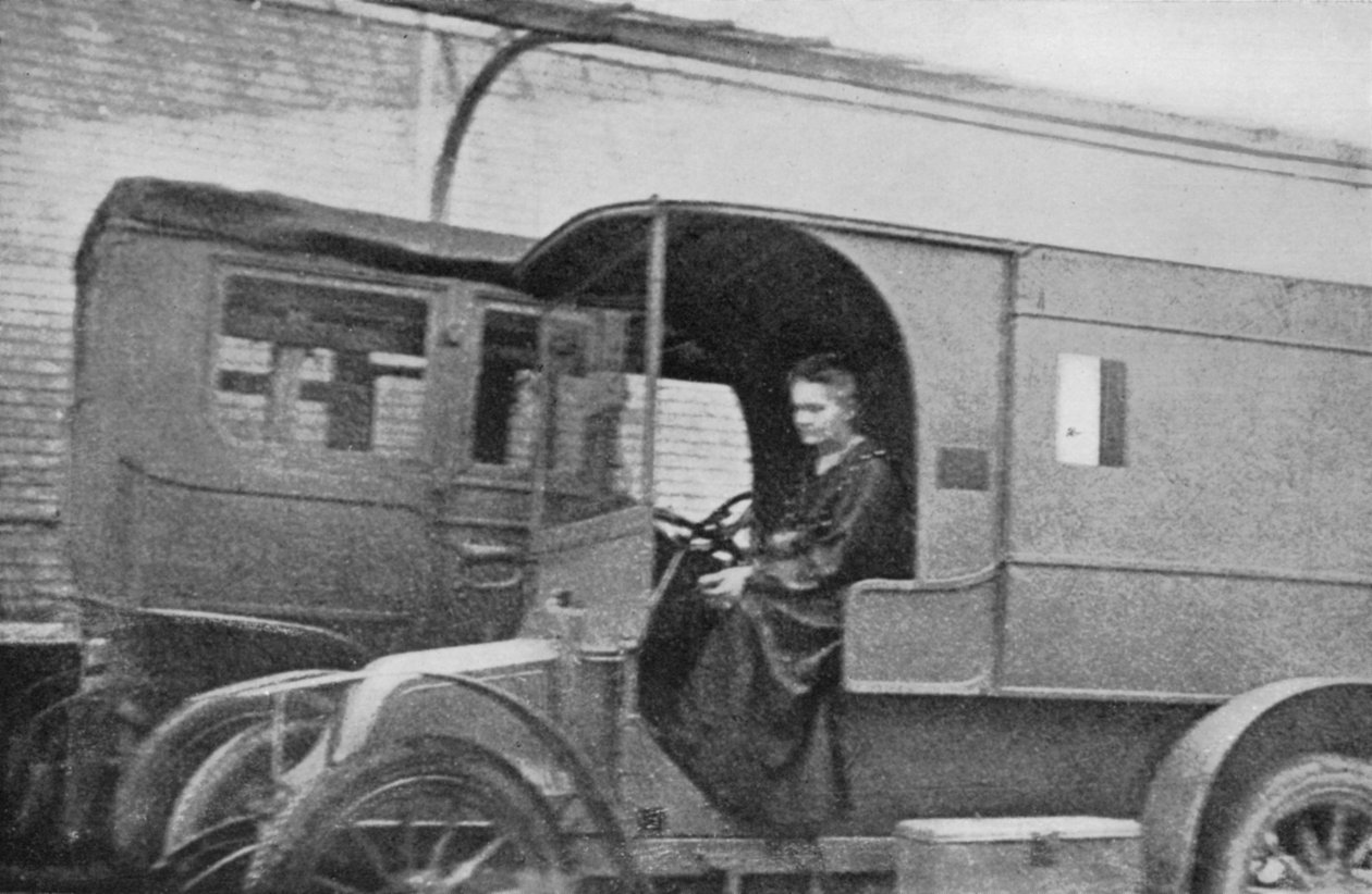 Polonya doğumlu Fransız fizikçi Marie Curie, radyolojik bir birime dönüştürülmüş bir araba kullanıyor, 1914 by Unbekannt