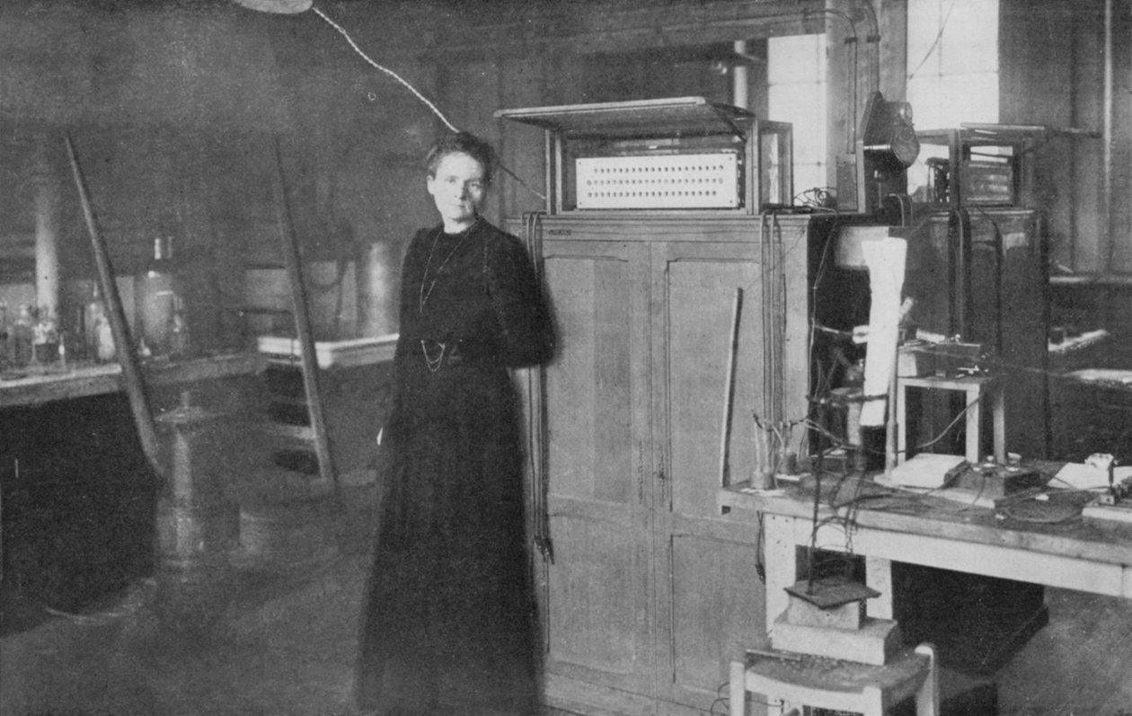 Polonya doğumlu Fransız fizikçi Marie Curie, laboratuvarında, 1912 by Unbekannt