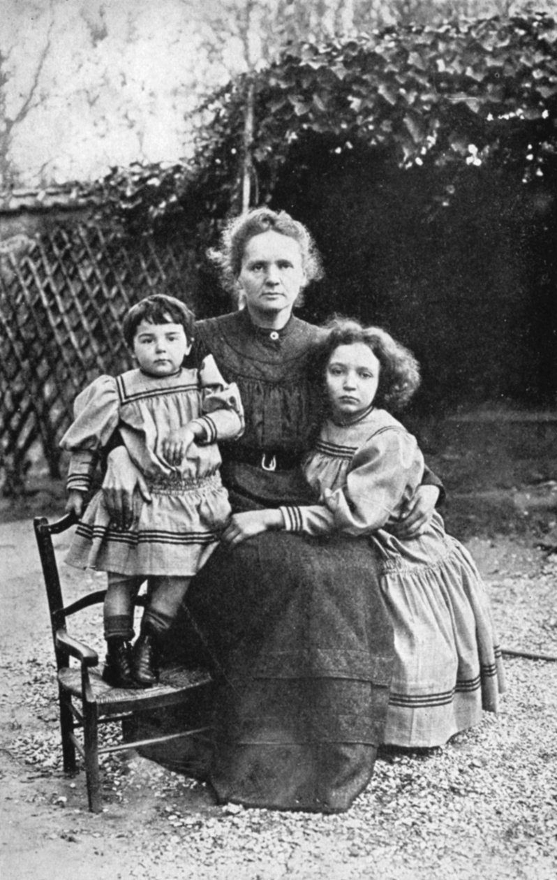 Polonya doğumlu Fransız fizikçi Marie Curie, kızları Eve ve Irene ile birlikte, 1908 by Unbekannt