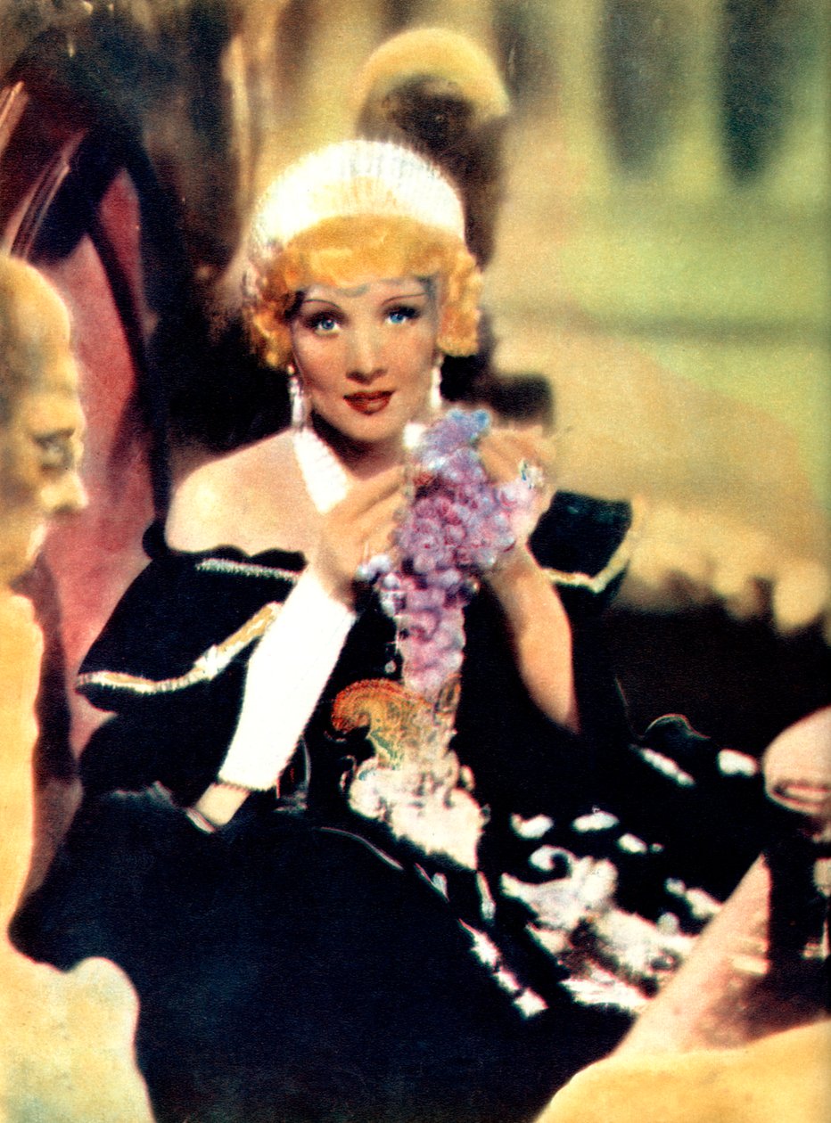 Marlene Dietrich, Almanya doğumlu Amerikalı aktris, 1934-1935 by Unbekannt