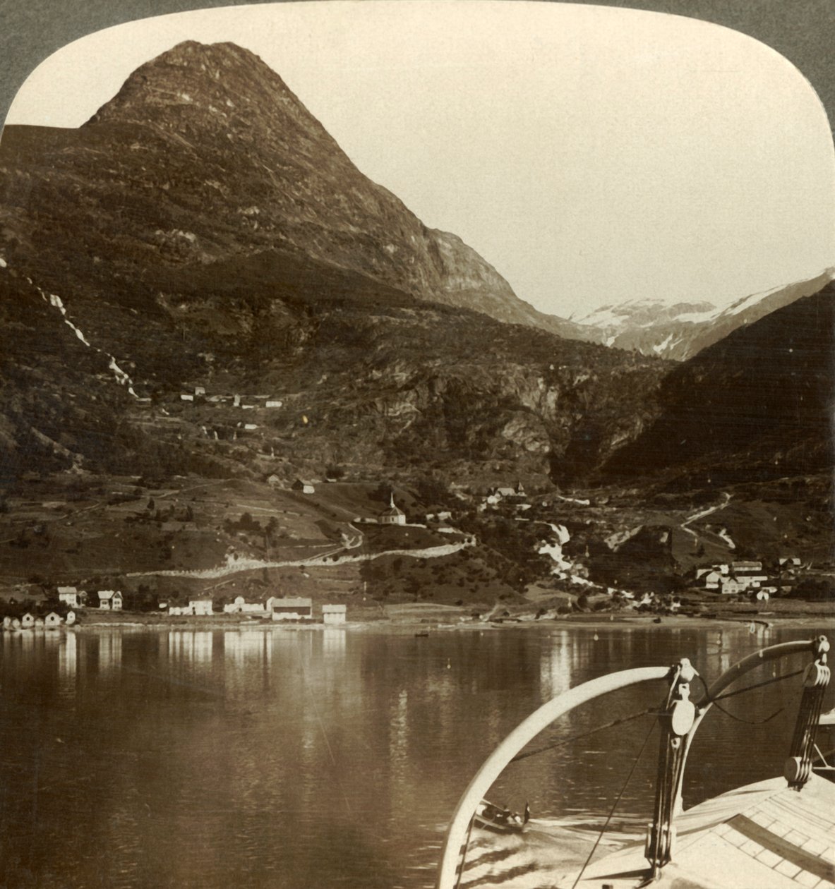 Marok ve arkasındaki dev tepeler, S.S.E. Geirangerfjord, Norveç