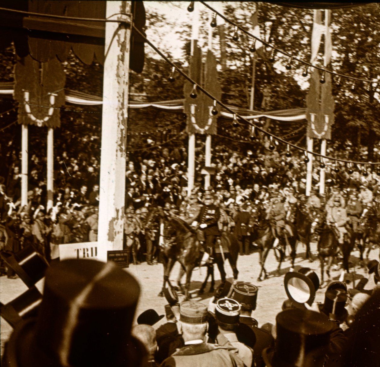 Mareşal Ferdinand Foch ve General Joseph Joffre, zafer geçit töreni sırasında, Paris, Fransa, 1918 by Unbekannt