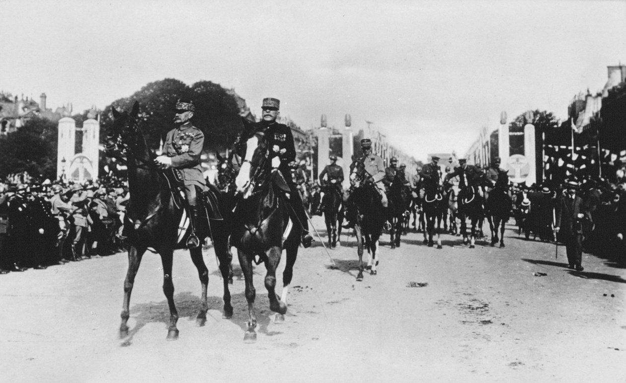 Marshals Foch ve Joffre, büyük zafer geçit töreni sırasında, Paris, Fransa, 14 Temmuz 1919 by Unbekannt