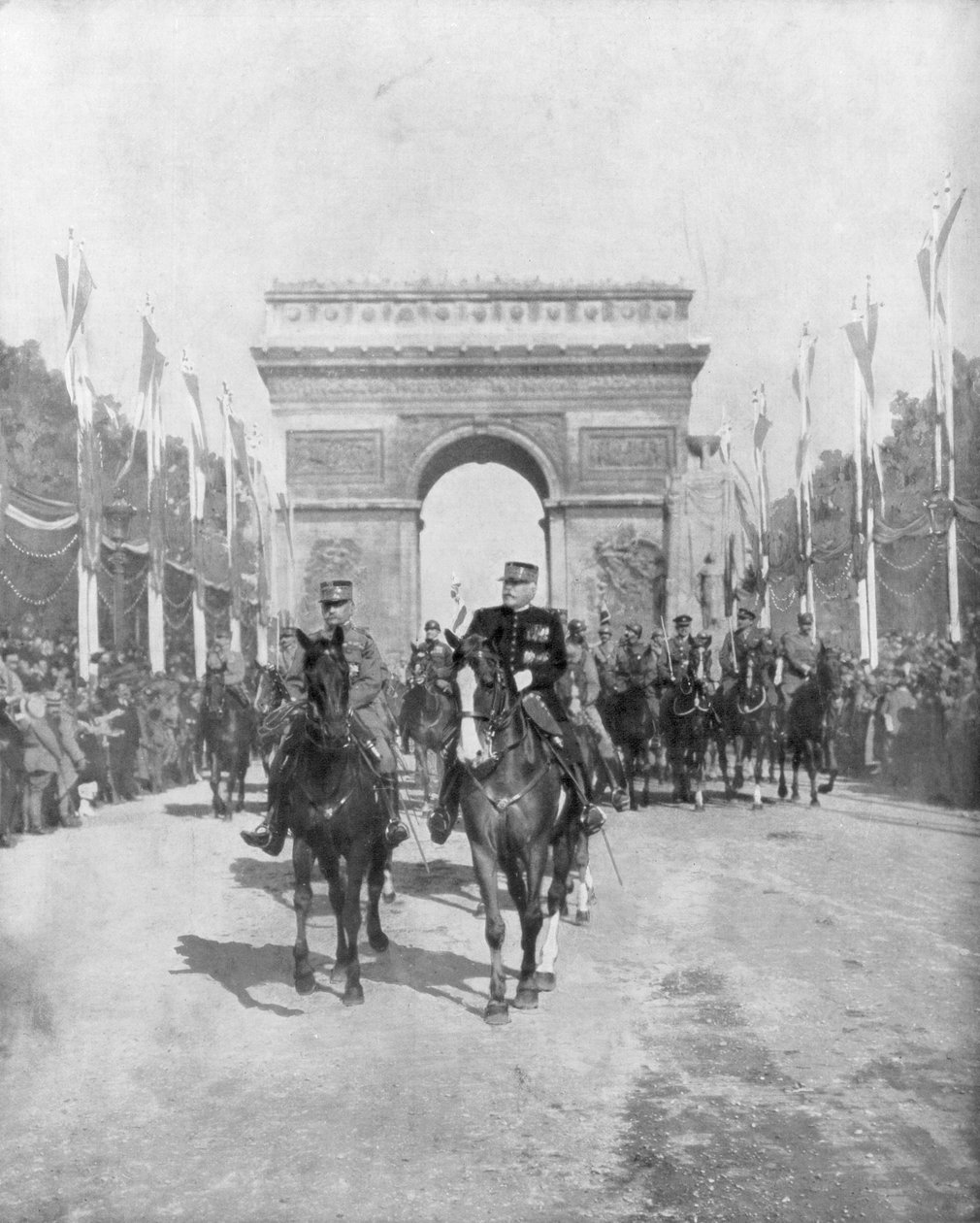 Marshals Foch ve Joffre, büyük zafer geçit töreni sırasında, Paris, Fransa, 14 Temmuz 1919 by Unbekannt