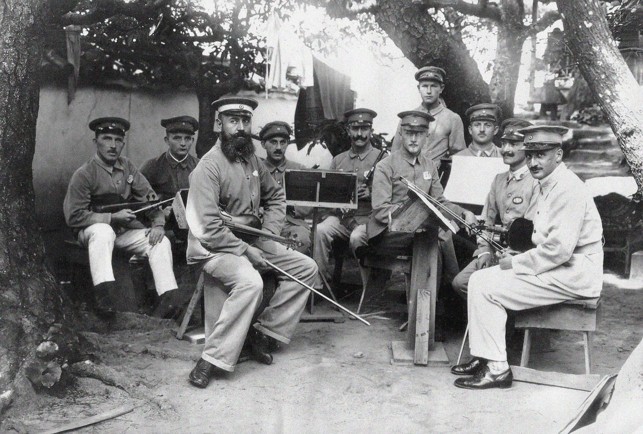 Tokushima Eyaletindeki bir Alman Bando POW kamp orkestrasının üyeleri, c. 1917. by Unbekannt