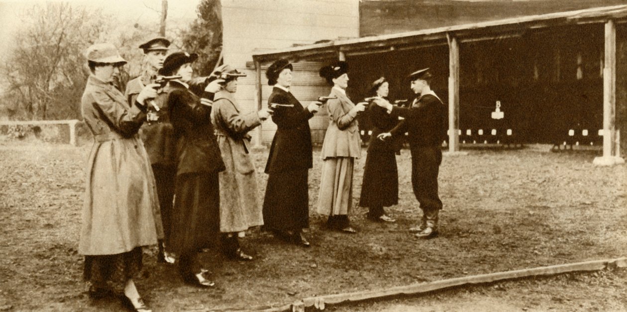 WRNS üyeleri tabanca pratiğinde, 1915, 1935. by Unbekannt