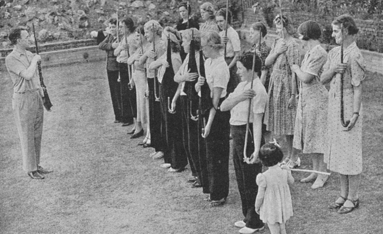 Kadın Gönüllü Savunma Kolordu üyeleri tüfek tatbikatında eğitiliyor, İkinci Dünya Savaşı, 1940 by Unbekannt