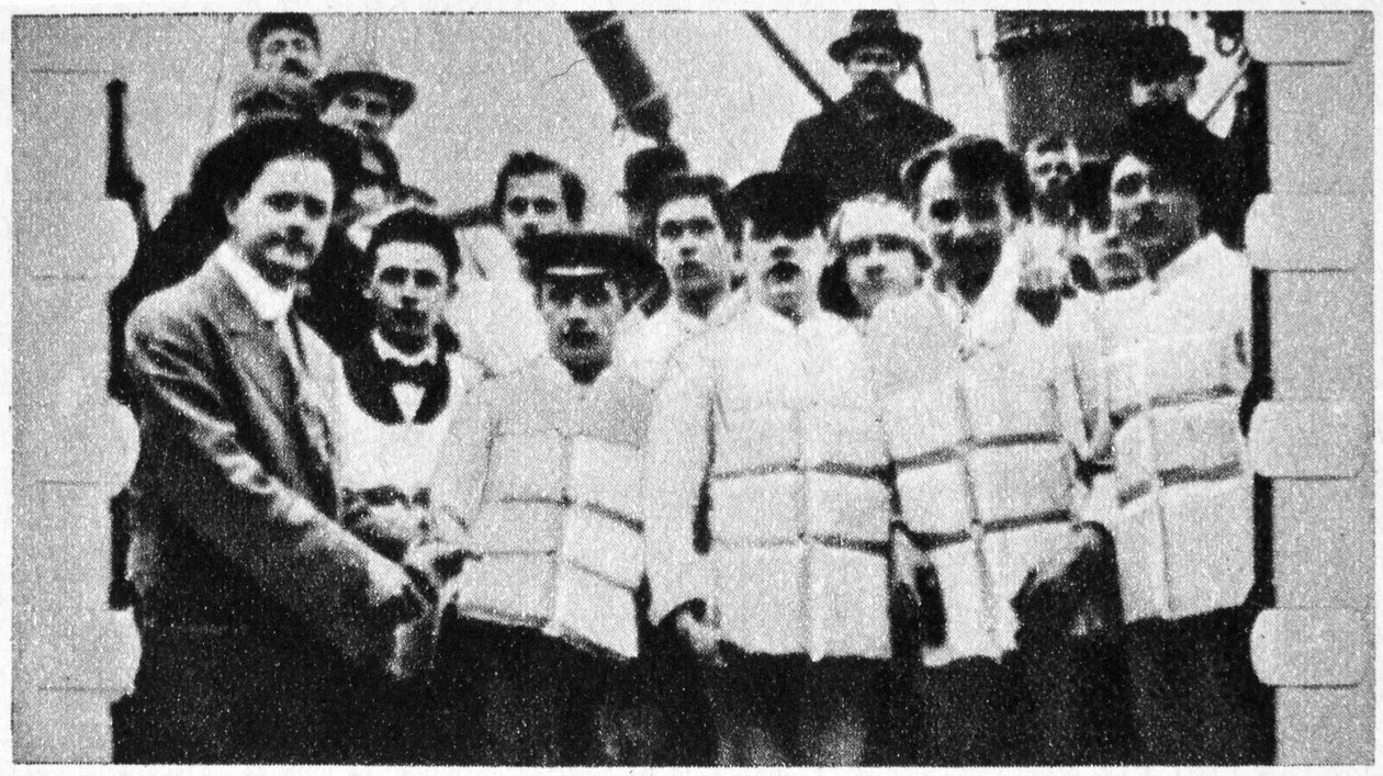 Titanik mürettebatının can yelekleri içindeki üyeleri, 1912 by Unbekannt
