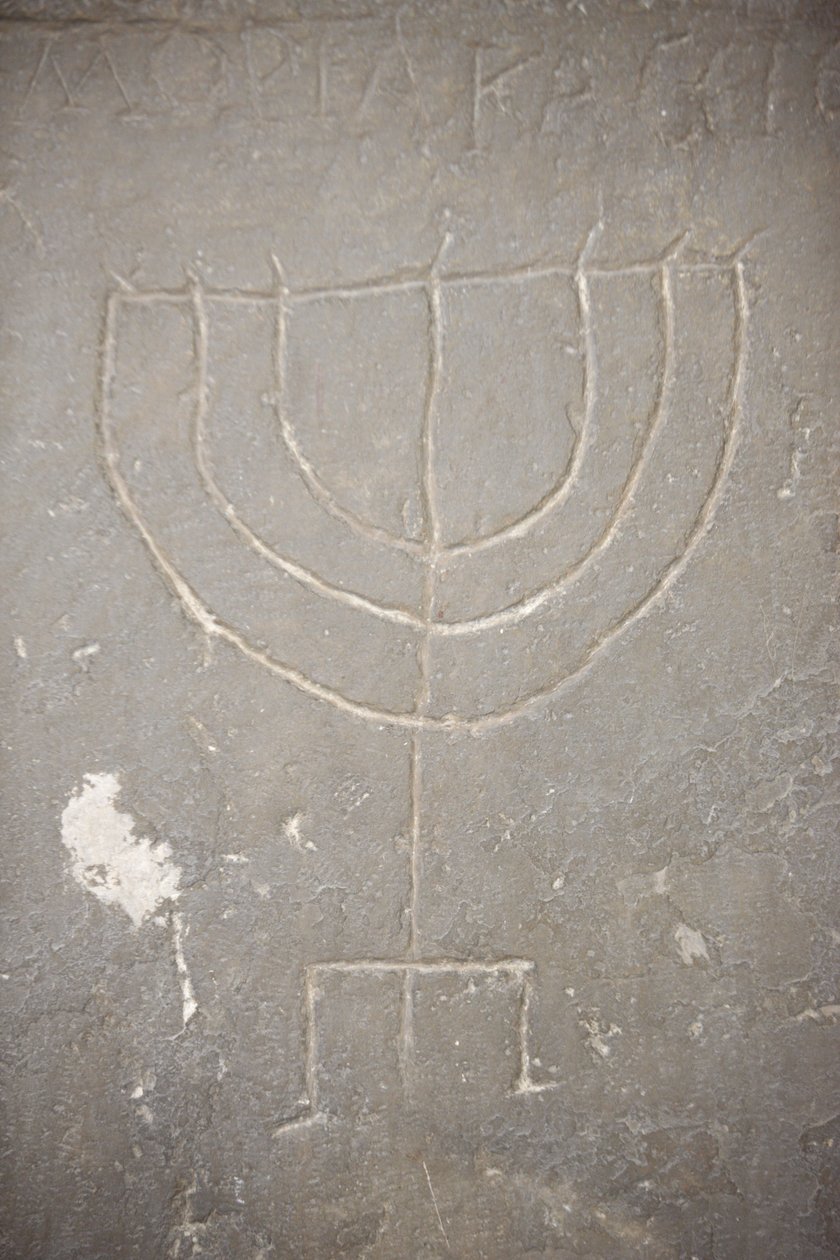 Menora (Menorah) eski bir mezar taşına oyulmuş, Budapeşte, Hongrie by Unbekannt
