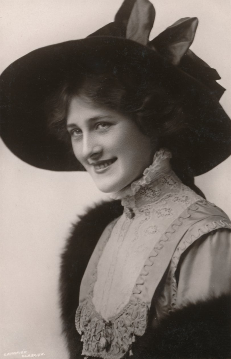 Bayan Phyllis Dare, 1890-1975, c1930. by Unbekannt