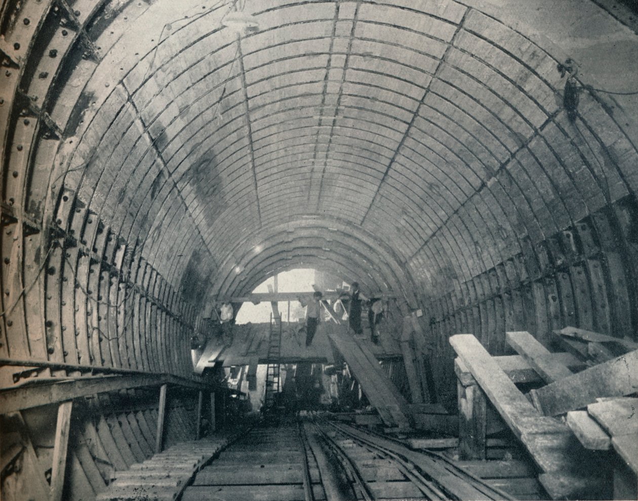 Piranesi'nin Modern Öykünmesi: Piccadilly Sirk İstasyonu'ndaki 3 Nolu yürüyen merdiven tüneli, 1929 by Unbekannt