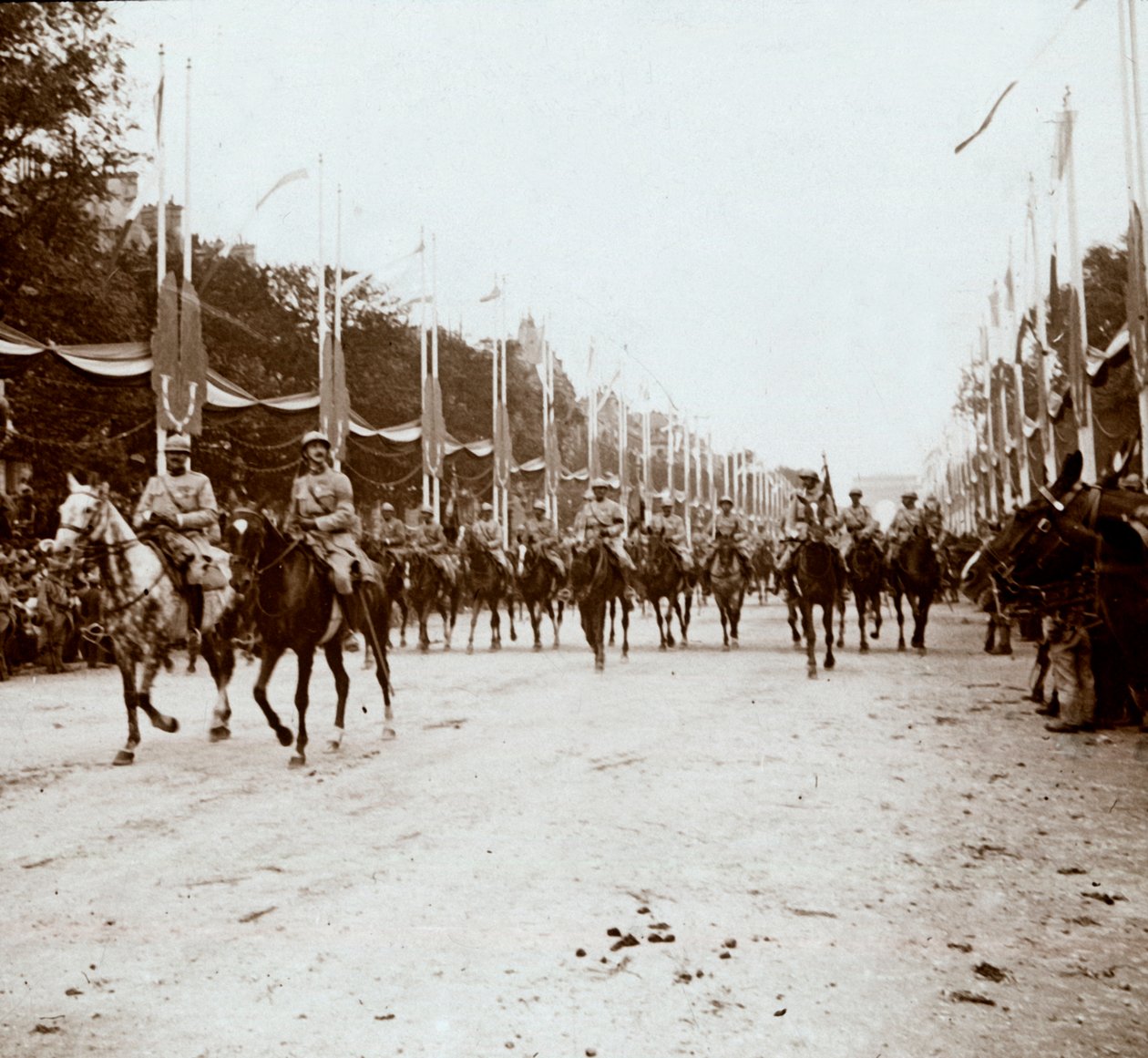 Atlı subaylar, zafer geçit töreni, Paris, Fransa, c1918-c1919 by Unbekannt