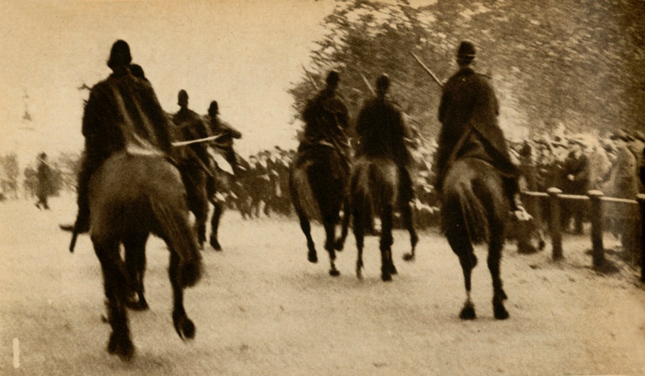 Atlı polis coplu yürüyüşçüler, Means Test protestoları, Hyde Park, Londra, 1932, 1933. by Unbekannt