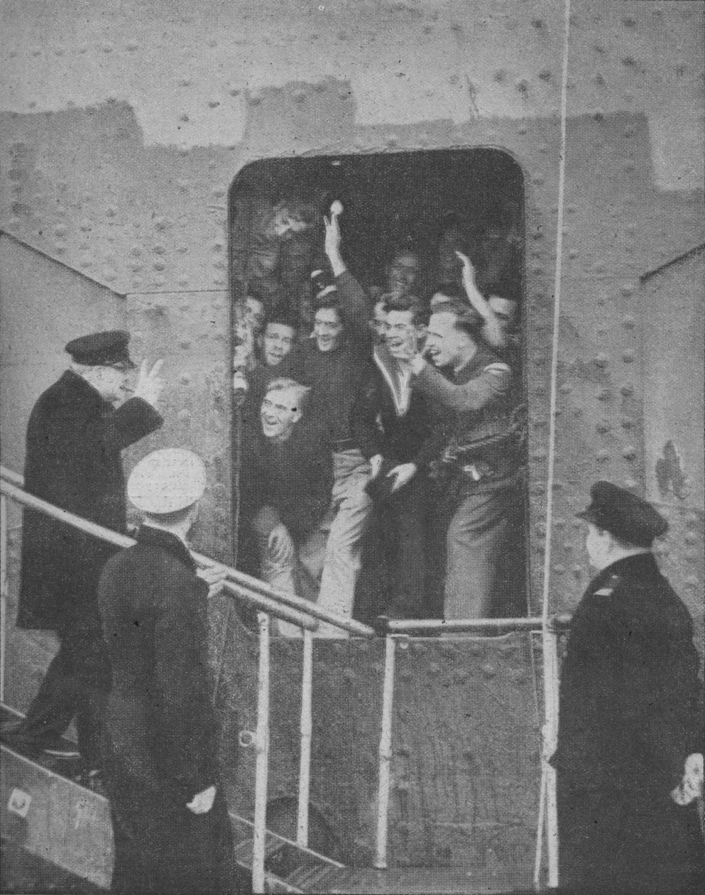 Bay Churchill, 1943-1944 yılları arasında gemi mürettebatının tezahürat üyelerine V İşareti veriyor by Unbekannt
