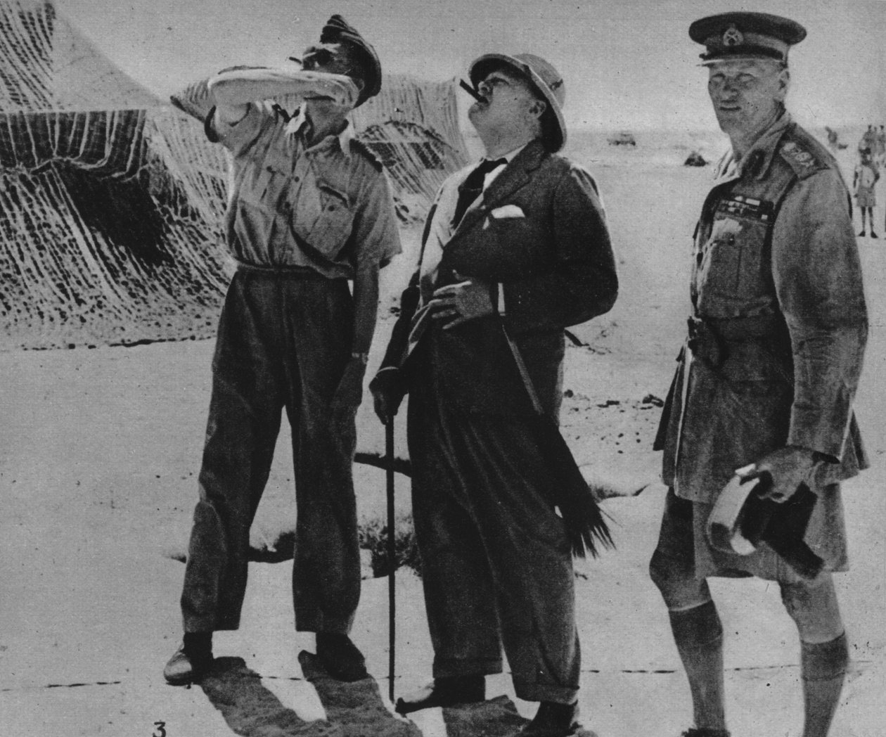Bay Churchill, Sir A. Tedder ve General Auchinleck ile birlikte, 1942 by Unbekannt