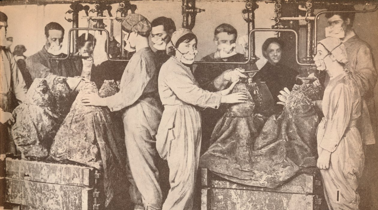 Doldururken Solunum Maskesi Takan Mühimmat İşçileri Trinitrotoluen T.N.T., c1916, 19 ile Satış Yapıyor by Unbekannt