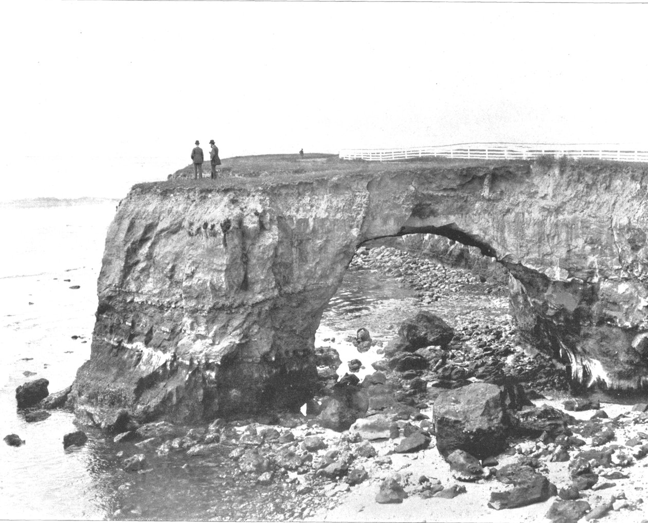 Santa Cruz, California, ABD, c1900 yakınlarındaki Sahildeki Doğal Köprü. by Unbekannt