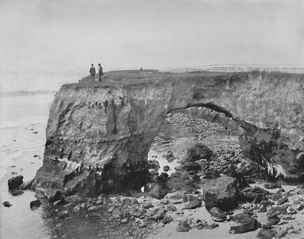 Santa Cruz, California, c1897 yakınlarındaki Sahildeki Doğal Köprü. by Unbekannt