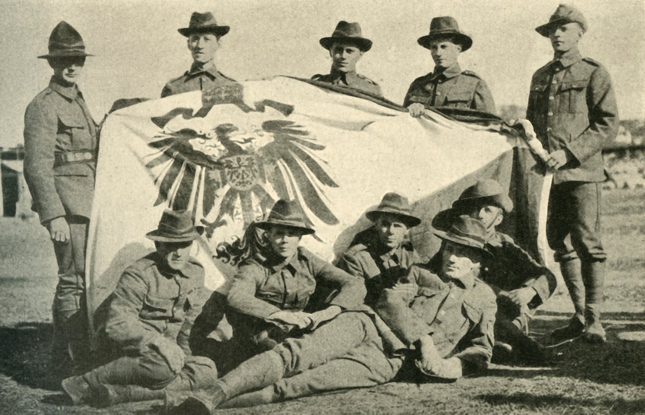 Yakalanan Alman bayrağı ile Yeni Zelanda askerleri, Birinci Dünya Savaşı, 1914, c1920. by Unbekannt
