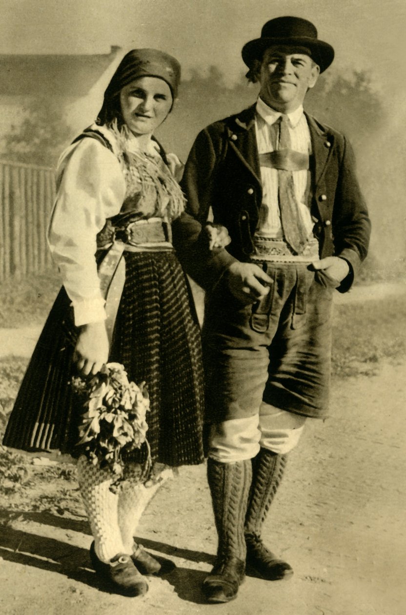 Geleneksel kostümlü yeni evliler, Carinthia, Avusturya, c1935. by Unbekannt