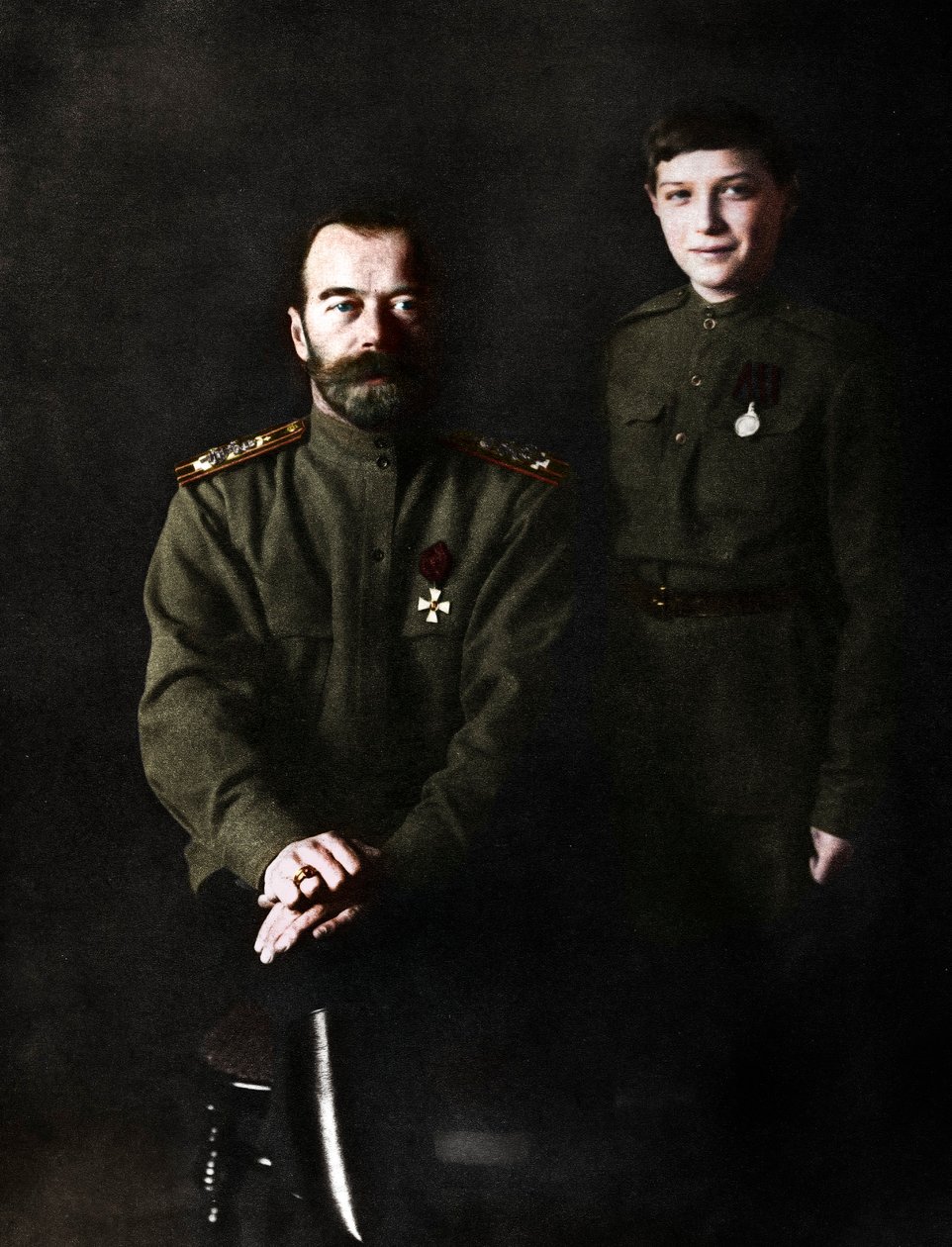 Nicholas II, Rusya Çarı ve oğlu Alexei, askeri üniformalı, 1915 by Unbekannt
