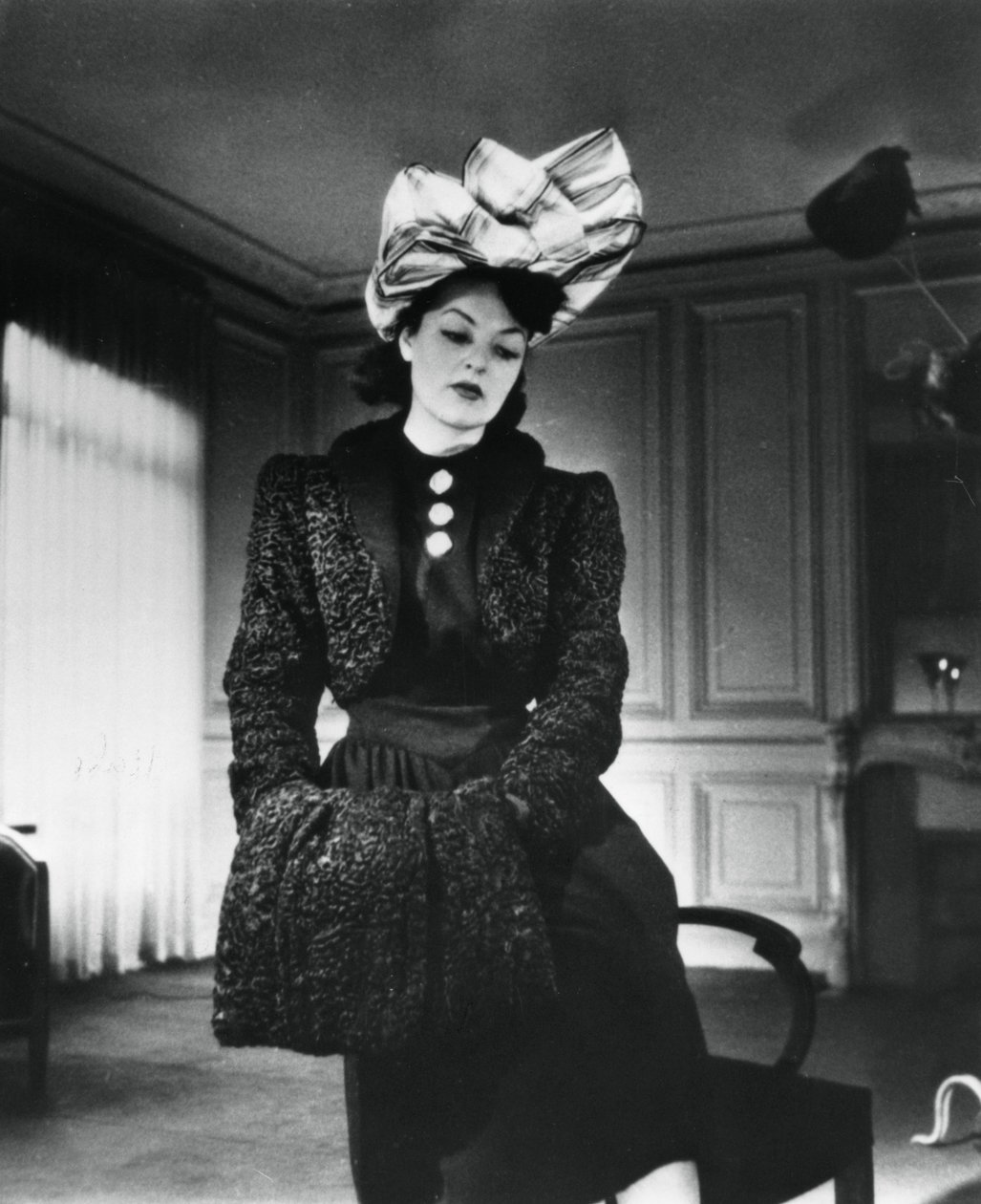 Nina Ricci manken Gabrielle tarafından giyilen kıyafet, Fransa, Ocak 1943 by Unbekannt