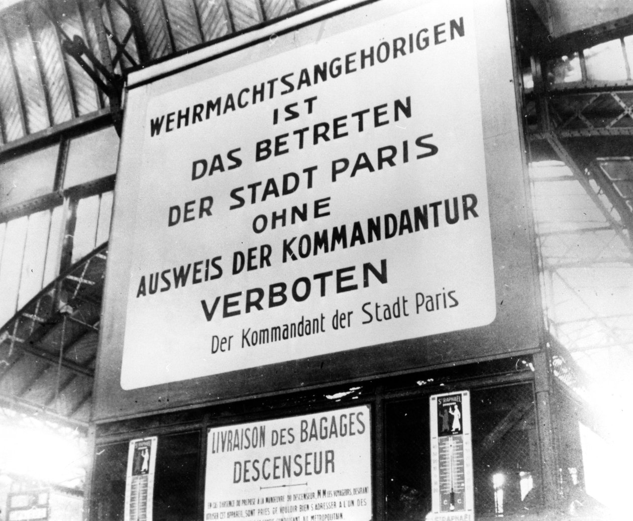 Alman işgali altındaki Paris'te bir tren istasyonunda duyuru, 17 Temmuz 1940 by Unbekannt