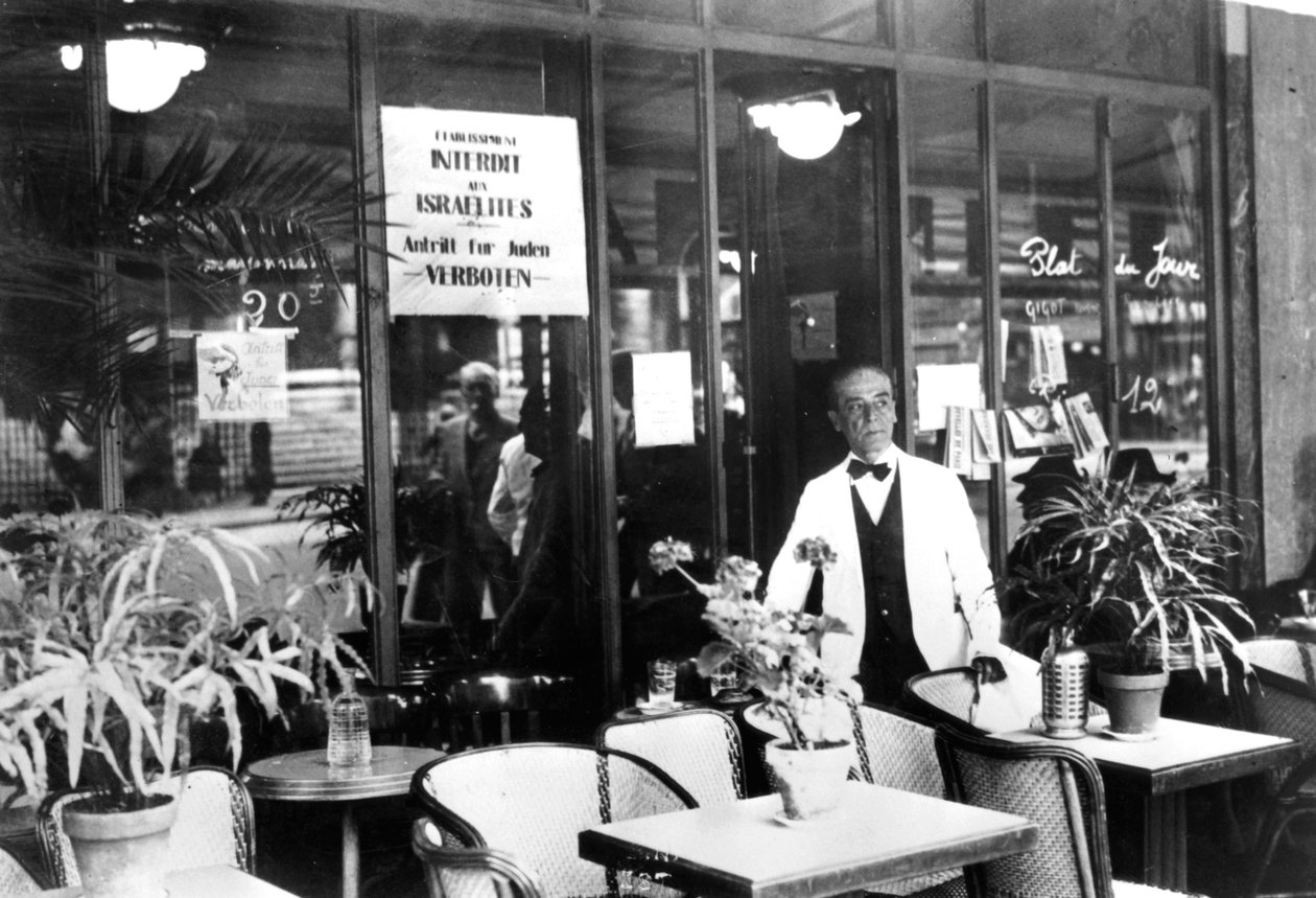 Yahudilerin girmesini yasaklayan bir restoran penceresindeki duyuru, Alman işgali altındaki Paris, Temmuz 1940 by Unbekannt