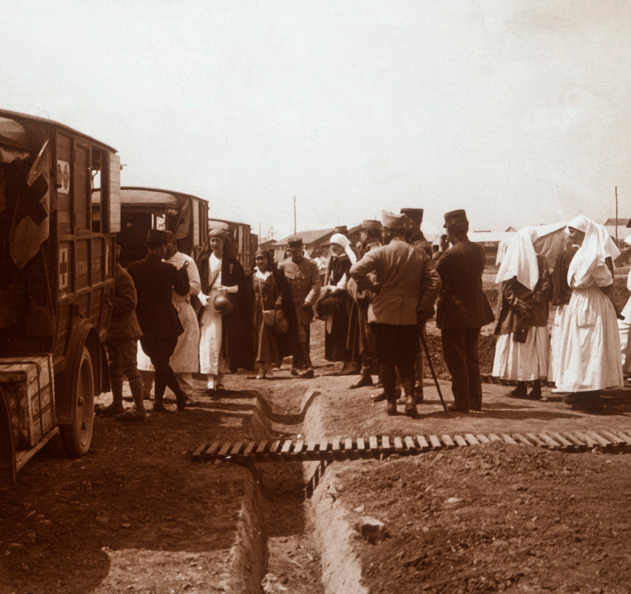 Hemşireler ve Kızılhaç ambulansları, c1914-c1918 by Unbekannt