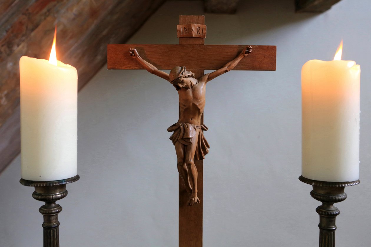 Obersteinbach, Bas-Rhin, Fransa, le 29/5/2014 - Mumlar ve haç. Lutheran tapınağı. by Unbekannt