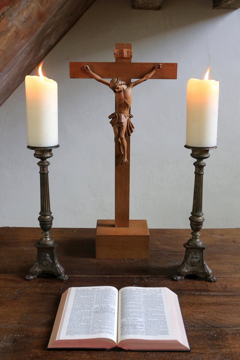 Obersteinbach, Bas-Rhin, Fransa, le 29/5/2014 - Mumlar, haç ve İncil. Lutheran tapınağı. by Unbekannt